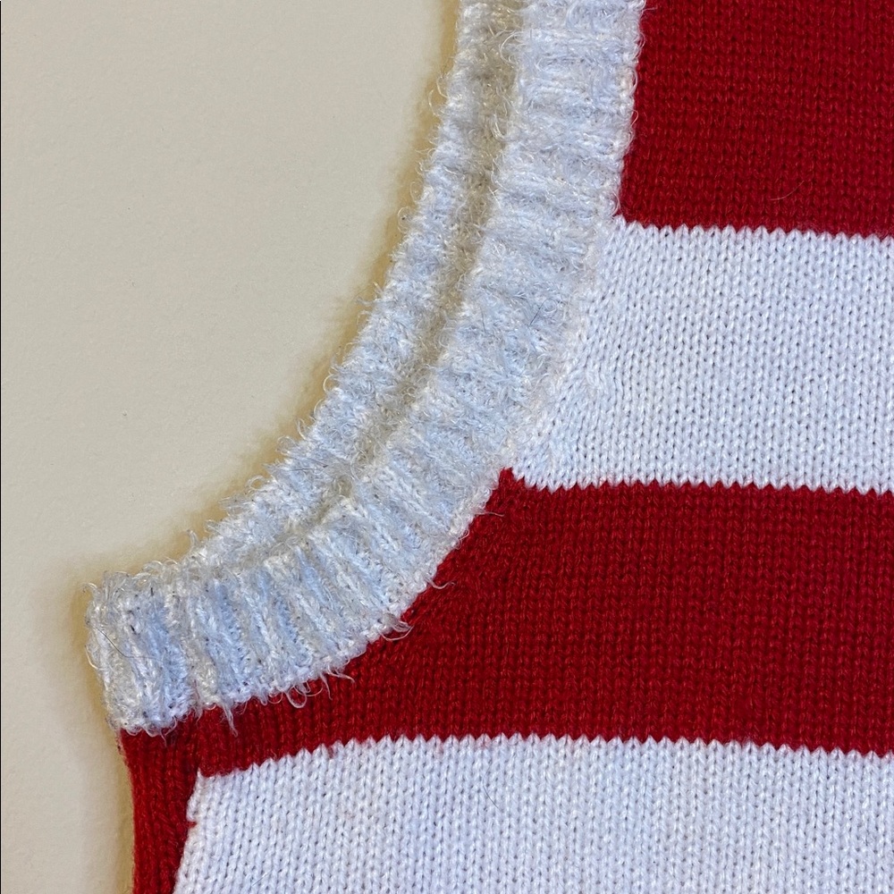 Major Label Group Holiday Red and White Vest with Gingerbread Design Size M - Picture 4 of 9